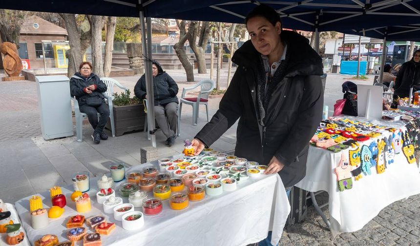 Evinde ürettiği estetik mumları stantta vatandaşlarla buluşturuyor