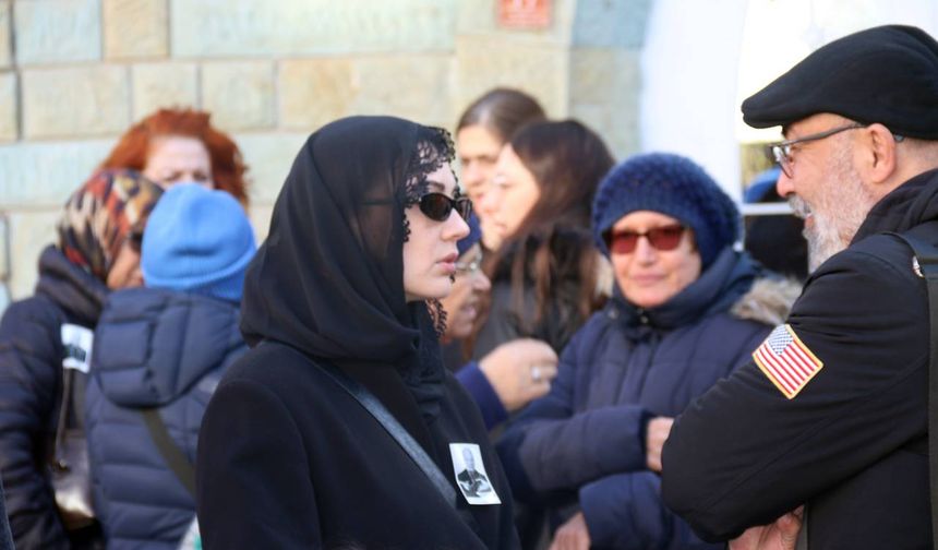 Ünlü oyuncu Burcu Özberk'in dedesi son yolculuğuna uğurlandı