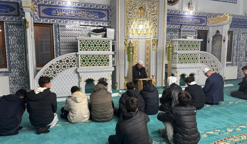 Fen lisesi öğrencileri Hisar Camii'nde sabah namazında buluştu