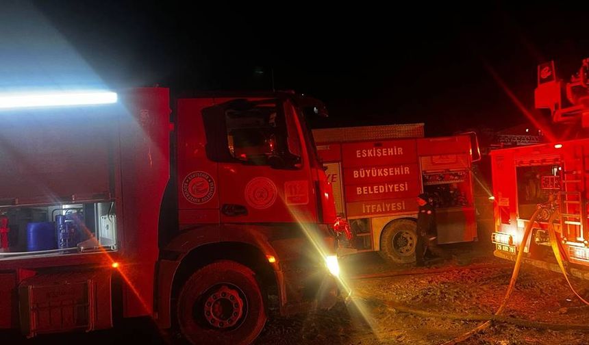 Sabaha kadar süren yangında çiftlik kül oldu