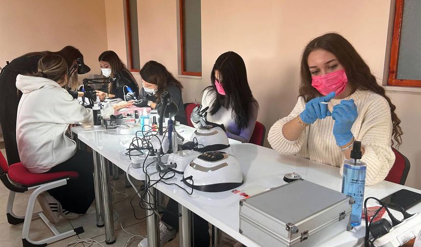 Eskişehir'de Türkiye'nin kamuya ait ilk protez tırnak atölyesi açıldı