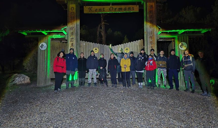 Uluslararası Dağ Günü'nde 25 kişilik grup ile 12 kilometrelik gece yürüyüşü