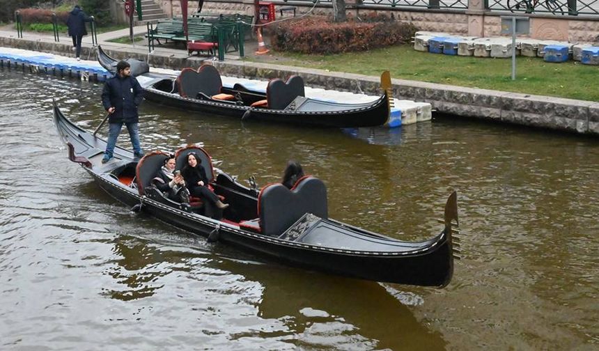 Dondurucu soğuğa rağmen Porsuk’ta gondol keyfi sürüyor