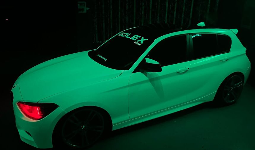 Gündüz beyaz, geceleri ise yeşil rengi ile parlıyor