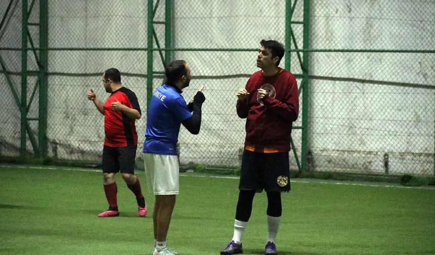 İşitme engelliler işaret diliyle futbol oynuyor