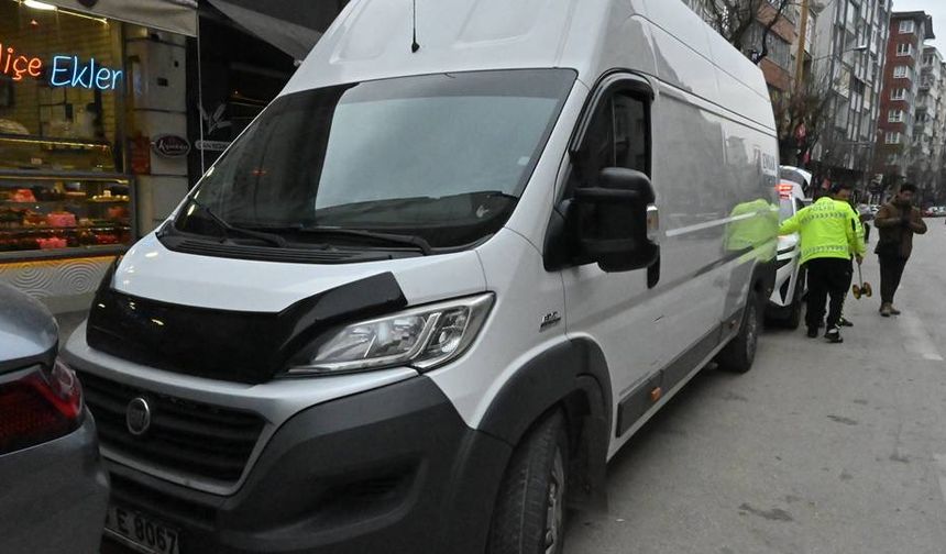 Kamyonet sol şeritte taksiden inen kadının ayağını ezdi