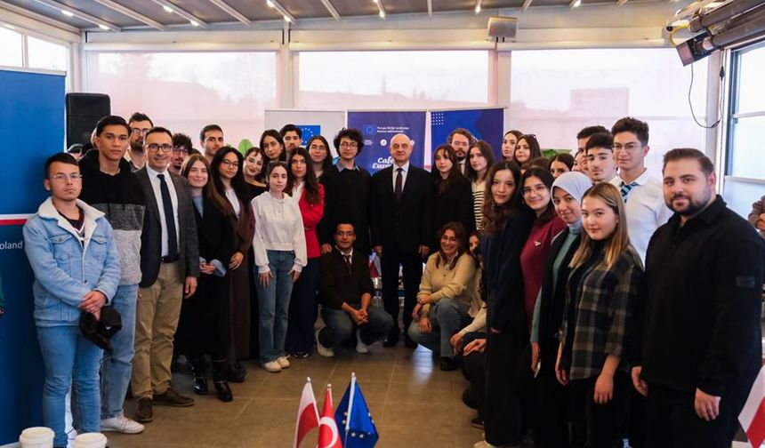 Gençler Avrupa gündemini büyükelçilere soruyor