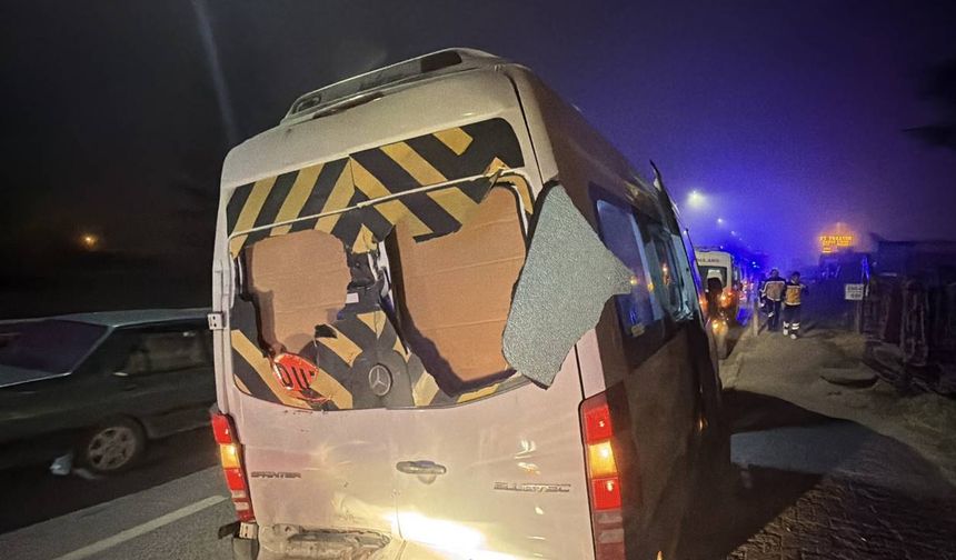 Eskişehir’de işçi servisine tır çarptı, 9 kişi yaralandı