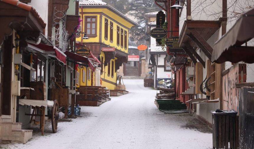 Tarihi Odunpazarı Bölgesi beyaza büründü