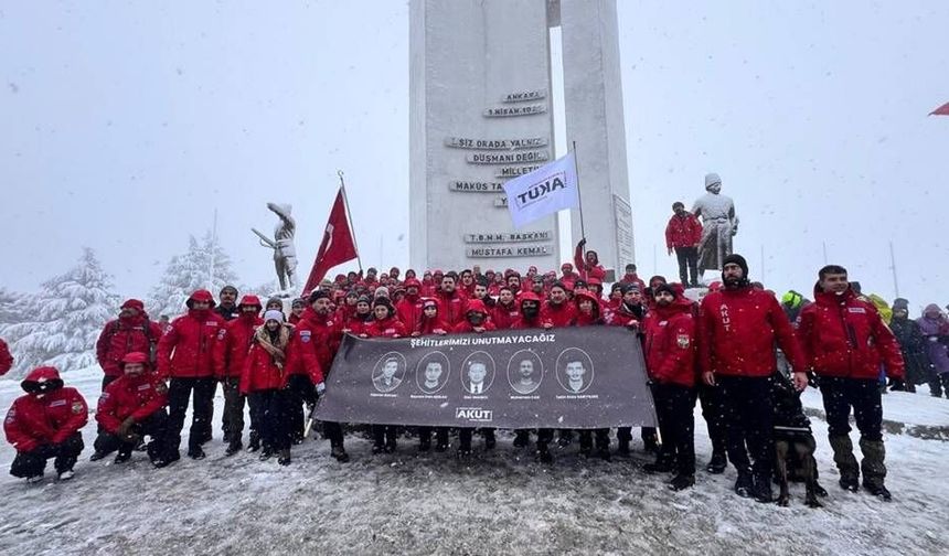 Metristepe’de 18 yıllık vefa: AKUT, İnönü Zaferi’ni kar altında kutladı