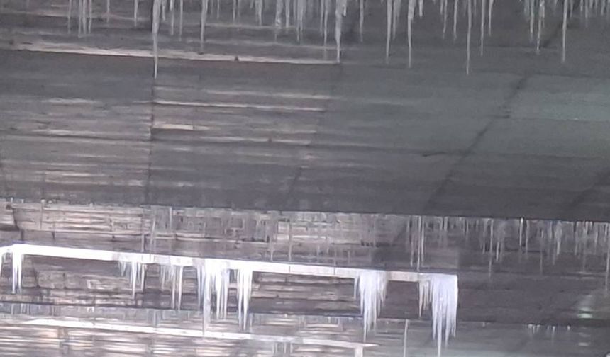 Alt geçitteki buz sarkıtı araç camını kırdı