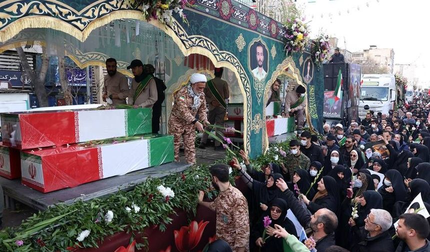 İran'da şiddet eylemlerinde ölen güvenlik güçleri ve sivilleri binlerce kişi uğurladı