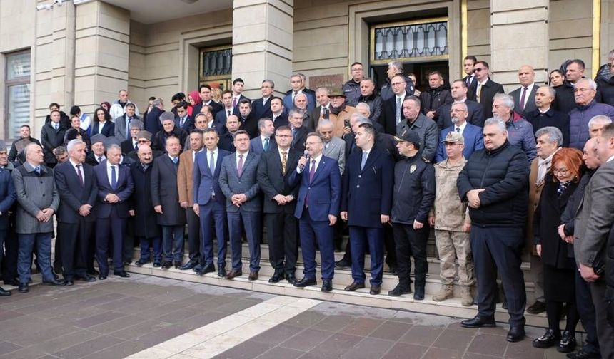 Vali Hüseyin Aksoy valilik makamından ayrıldı