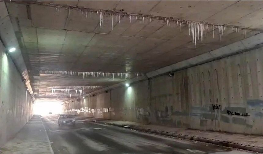 Altgeçitteki buz sarkıtları sürücüleri tedirgin ediyor