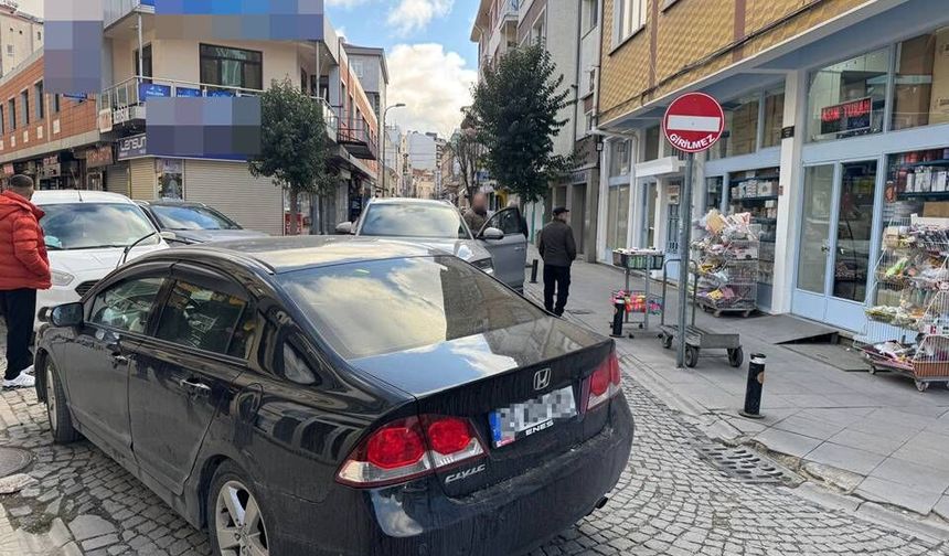 Hatalı park trafiği kilitledi
