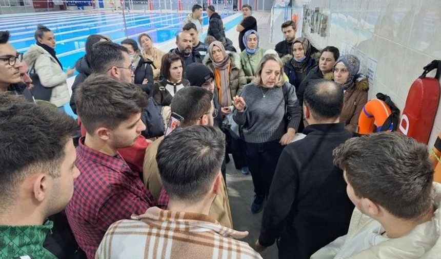 Olimpik yüzme havuzunda uygulamalı eğitim