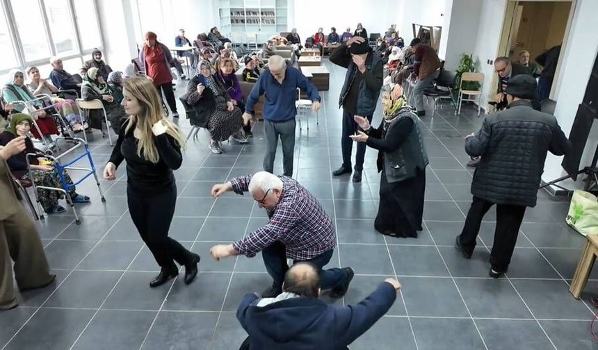 Huzurevi sakinleri için düzenlenen konserler sürüyor