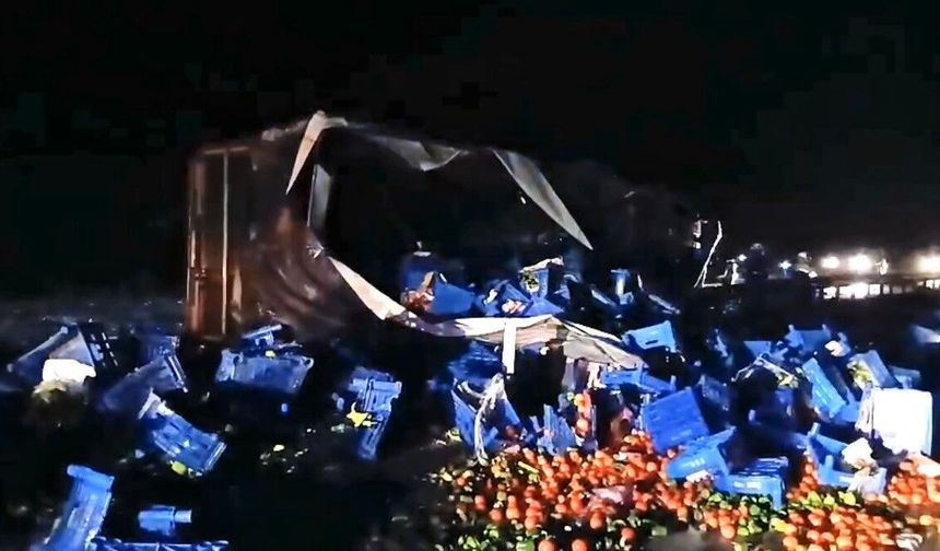 Eskişehir karayolunda meyve yüklü tır devrildi