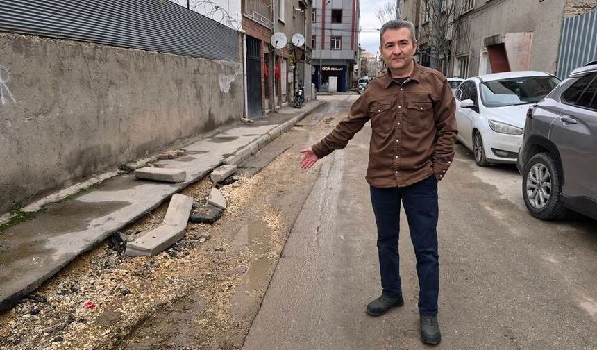 Altyapı çalışmaları sırasında bozulan sokağın onarılması bekleniyor