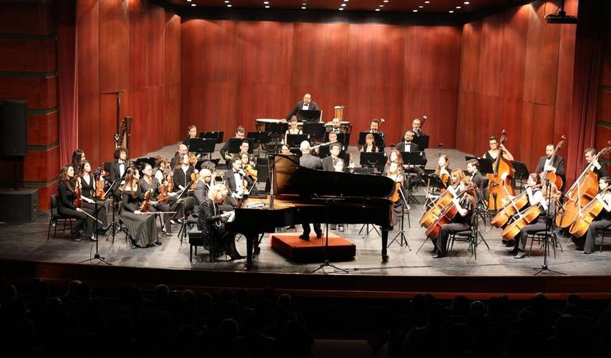 Dünyaca ünlü piyanist Gülsin Onay Eskişehir’i büyüledi