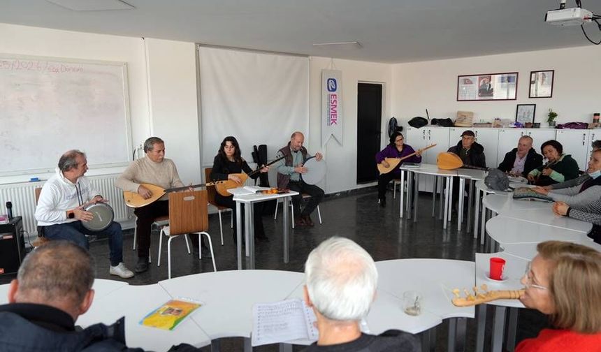 Kıdemli vatandaşlar notalarla dolu günlerde buluşuyor