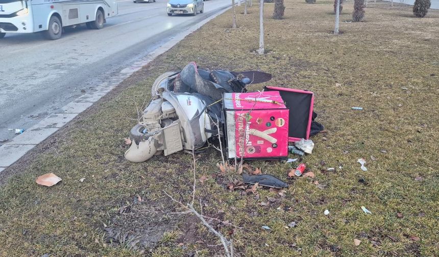 Kaza yapan motokurye ağır yaralandı!