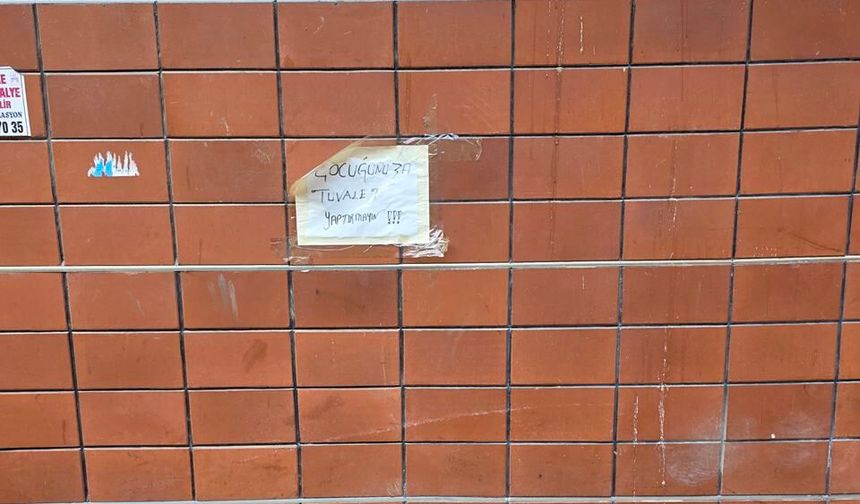 Duvara asılan not dikkat çekti: “Çocuğunuza tuvalet yaptırmayın”