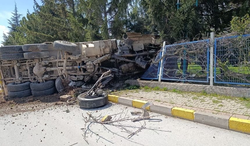 Eskişehir'de kamyon kontrolden çıktı, fabrika bahçesine girdi!