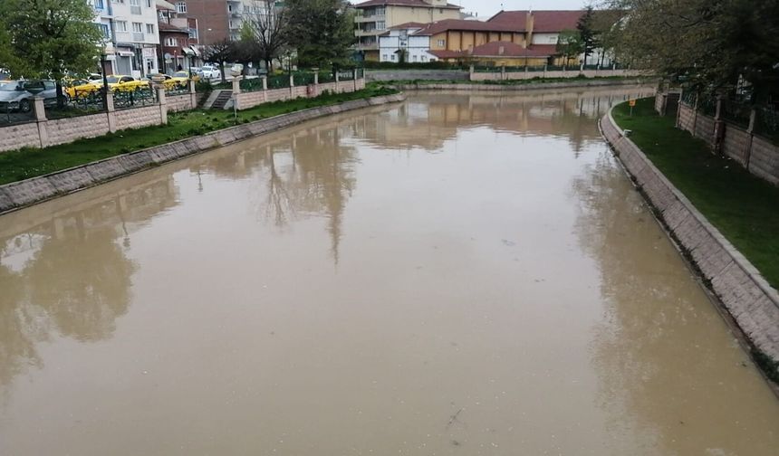 Porsuk Çayı renk değiştirdi