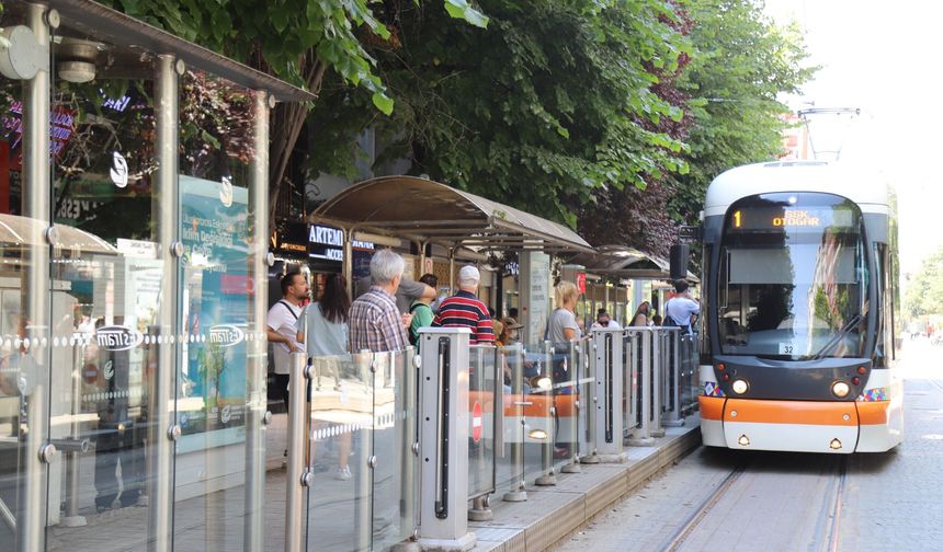 Eskişehir'de tramvay durakları akıllandı: QR kod uygulaması hizmete girdi!