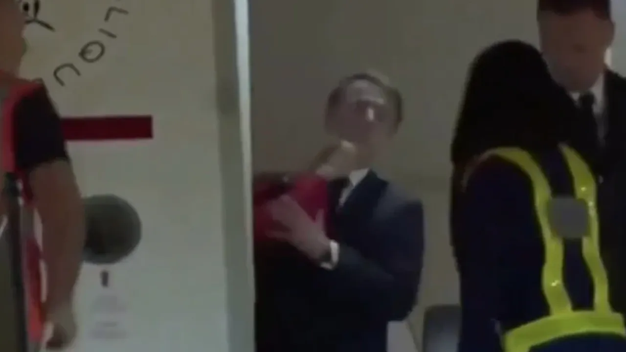 Cumhurbaskani Macron Esinden Dayak Yedi Iste H1748244997 Eskisehirnabiz