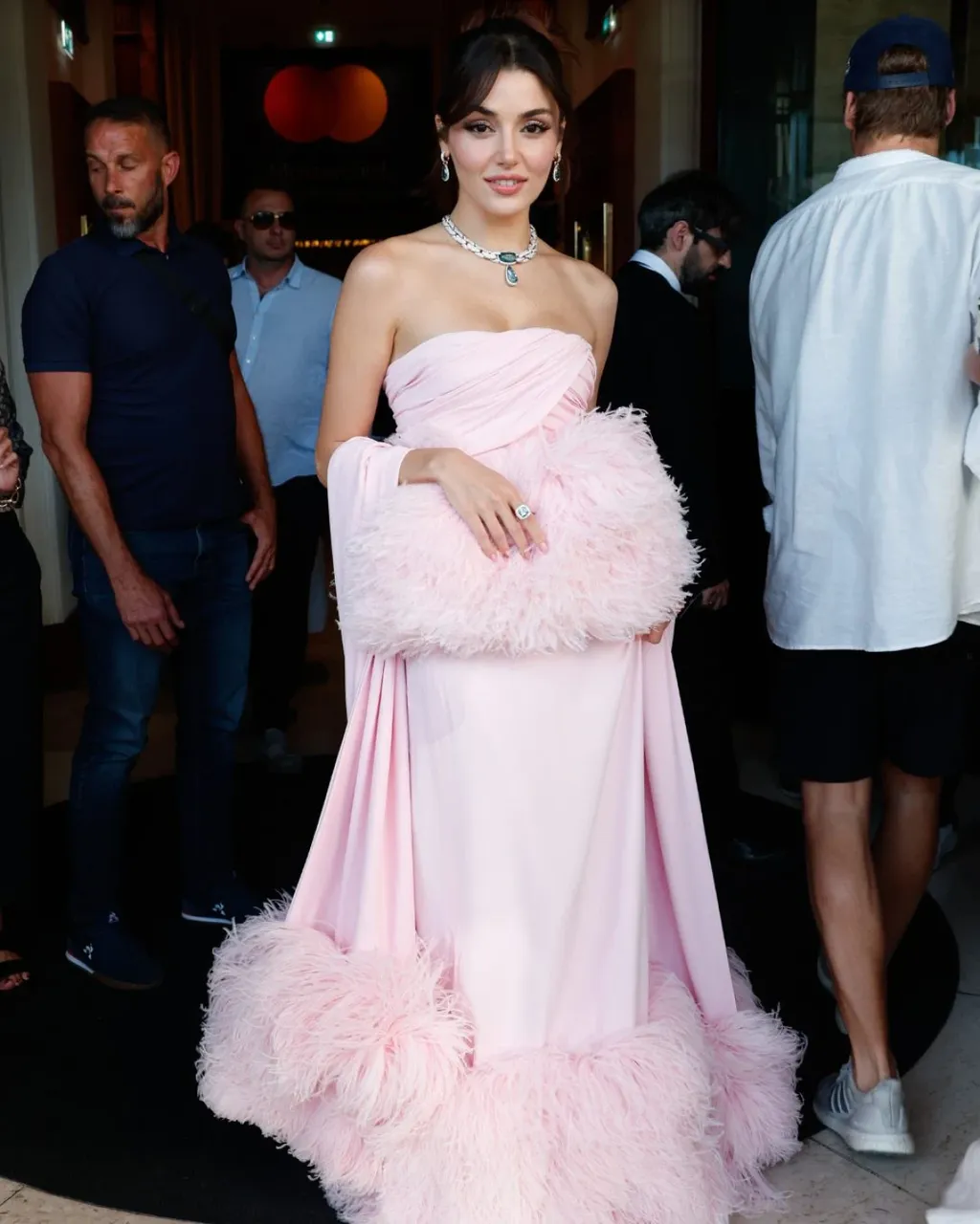 Hande Ercel Cannes Film Festivalinde Kugu Gibi Suzuldu1 Eskisehirnabiz