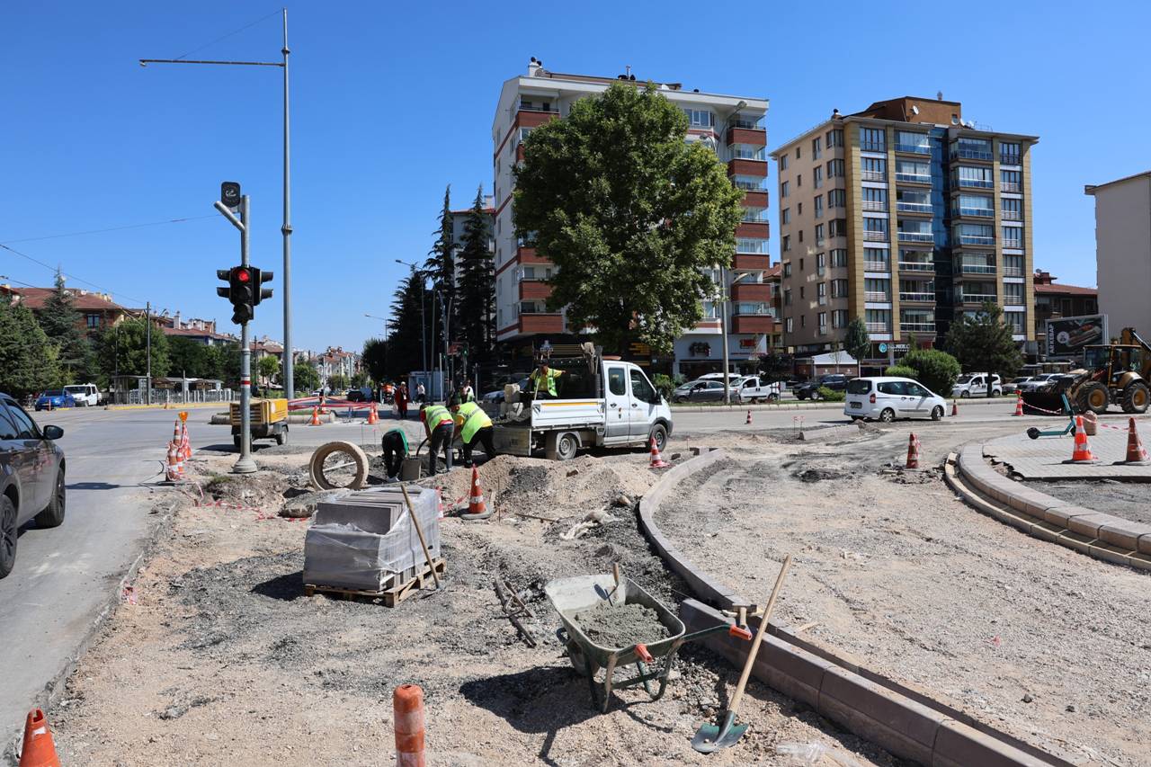 Yeni̇ Kavşak Düzenlemesi̇yle Trafi̇kte Bekleme Süresi̇ Azalacak (9)