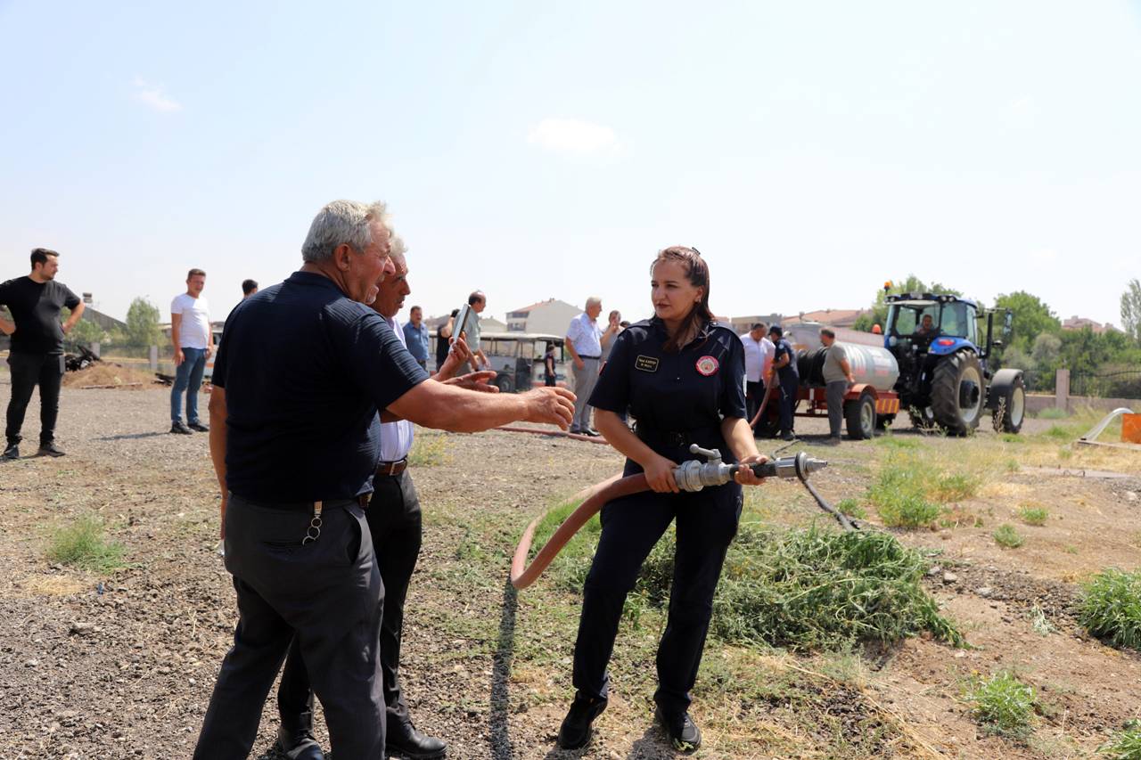 Büyükşehi̇r İtfai̇yesi̇nden Kirsala Yangin Tankeri̇ Eği̇ti̇mi̇ (6)