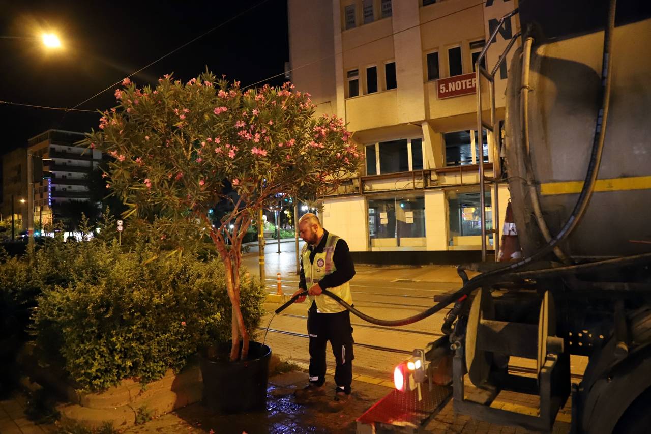 Şehri̇ Renklendi̇ren Çi̇çekler Ve Ağaçlar Gece Mesai̇si̇yle Canlaniyor (4)