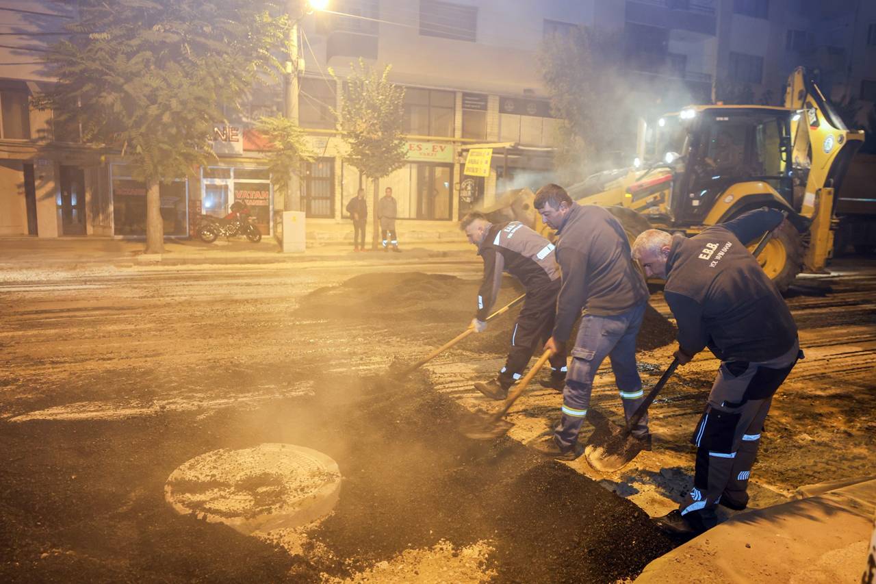 Büyükşehi̇r Yol Yapim Çalişmalarini Sürdürüyor (4)