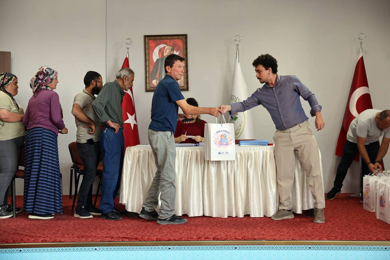 Büyükşehi̇rden Kirsal İlçelerdeki̇ Öğrenci̇lere Kirtasi̇ye Desteği̇ (6)