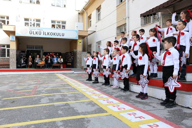 Başkan Ünlüce Mezun Olduğu Okulda (6)